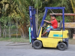 ขายFORKLIFT KOMATSU (0.7ตัน)(เสาสูง3เมตร)สวยเดิมจากญี่ปุ่น ยังไม่เคยใช้ในไทย ขนย้ายง่าย 99,000เท่านั