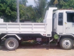 HINO KM 310 - 100 HP DM100 หกล้อดั๊มพ์ รถขับเคลื่อนไม่ได้นะครับขายตามสภาพ กำลังตกแต่งอยู่ครับ กระบะด