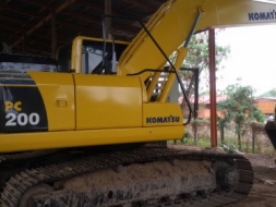 ขายรถแบคโฮ  KOMATSU PC 200 รุ่น 8 พร้อมหัวลาก ซูโม่ 227 ขายยกคู่