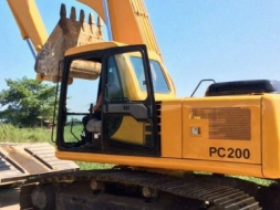 ขาย KOMATSU PC 200-6 สภาพสวยพร้อมใช้ ราคาต่อรองได้ ติดต่อได้ที่คุณ อ๊อฟ พิจิตร 086-737-9991