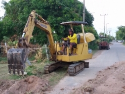 Komatsu pc 35 เครื่องสี่สูบแน่น  ประหยัด ปั๊มดี ระบบทำงานดี แทรคเหล็กมียางเสริม