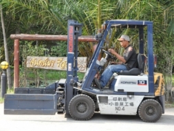 ขายFORKLIFT KOMATSU Fg10-15(1ตัน)งาหนีบ สวยเดิมจากญี่ปุ่น ยังไม่เคยใช้ในไทย 125,000เท่านั้น!!