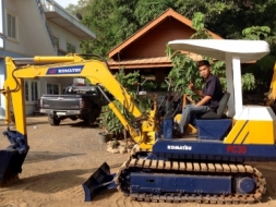 KOMATSU  30 - 5 ขนาด pc-30 รถเก่านอกมีเอกสารพร้อม เครื่อง 3 สูบ ( มีVDOให้ชม ) ติดต่อ 085-5632278 นา