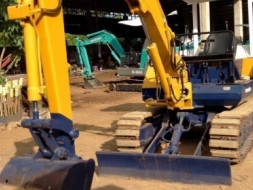 ขายรถขุดแบคโฮ KOMATSU Pc 30-5 รถเก่านอกแท้100% เครื่อง3สูบ เครื่องแน่น ปั๊มแรง แทรคเหล็กหุ้มยาง  รถพ