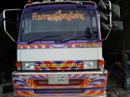 FUSO  517  ทำสีใหม่ บรรทุกรถเกี่ยวหรือ แม็กโค ก็ได้ เพลาเดียวครับ