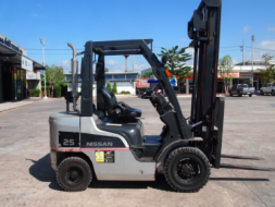 จำหน่ายรถ Forklift Nissan 2.5 ตัน ดีเซล เสาสูง 4 เมตร ปี 2009 **ราคาพิเศษ**