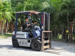 ขายFORKLIFT KOMATSU FD15-15(1.5ตัน)ดีเซล สวยเดิมจากญี่ปุ่น ยังไม่เคยใช้ในไทย 165,000เท่านั้น!!