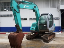 Kobelco SK60-3 จอดรออยู่ที่นิคมอุตสาหกรรมบางปะอิน