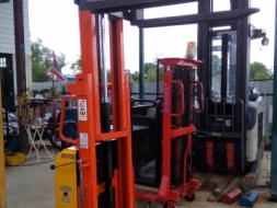 ขาย stacker ไฟฟ้า 1.0 ตัน