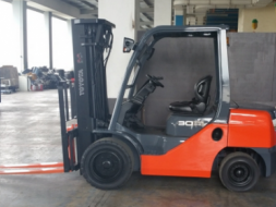 จำหน่ายรถ Forklift ดีเซล Toyota 8FD30 (นำเข้า) ขนาด 3 ตัน เสาเข้าตู้ 4.3 เมตร + Side Shift  งายาว 1.