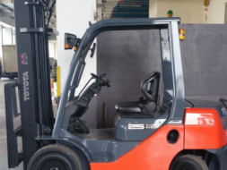 จำหน่ายรถ Forklift Toyota 2.5 ตัน ดีเซล 8FD25 (นำเข้า) เสา 3 ท่อน 6 เมตร + Side Shift (ทำสีแล้ว)