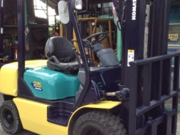+++ ขายโฟล์คลิฟท์  KOMATSU FD25-14  ขนาด 2.5  ตัน  เครื่องยนต์ดีเซล  เสา  3  เมตร  เกียร์ธรรมดา  งา