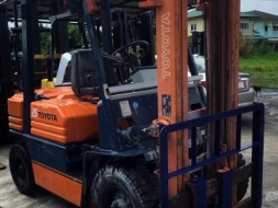 ขายรถ FORKLIFT ยี่ห้อ TOYOTA  ขนาด2.5ตัน เครื่องยนต์ดีเซล เกียร์ธรรมดา ยกได้สูง3เมตร