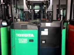 ขายถูก รถไฟฟ้ายืนขับ TOYOTA 7FBR เสา 3 เมตร  ปี2005 พร้อมตู้ชาร์จ  สภาพ 80% ติดต่อ  คุณเบียร์ 094-48