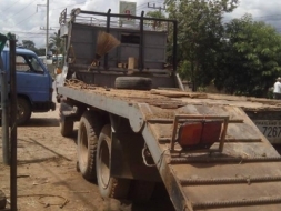 สิบล้อ HINO เครื่อง HINO HO7C 185 HP บรรทุกแบคโฮ 200 ได้