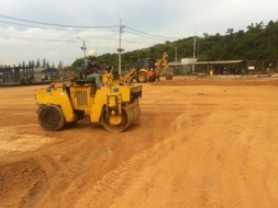 แจ้งลูกค้าครับ tractor-backhoe ได้จัดส่งรถบดดิน น้ำหนักบดอัด  5ตัน แบบหน้าเหล็กหลังยางที่สัตหีบเรียบ