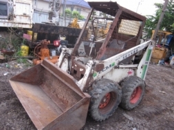 ขาย-รถตักล้อยางตัวใหญ่ เครื่องดีเซล 4 สูบ BOBCAT: 725 ยกสูง 3 เมตร ตักได้ 1 คิว