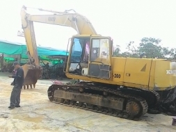 รถขุด KOMATSU PC200-5 คอนโทรลสั้น เราคัดรถสวย เพื่องานคุณ.